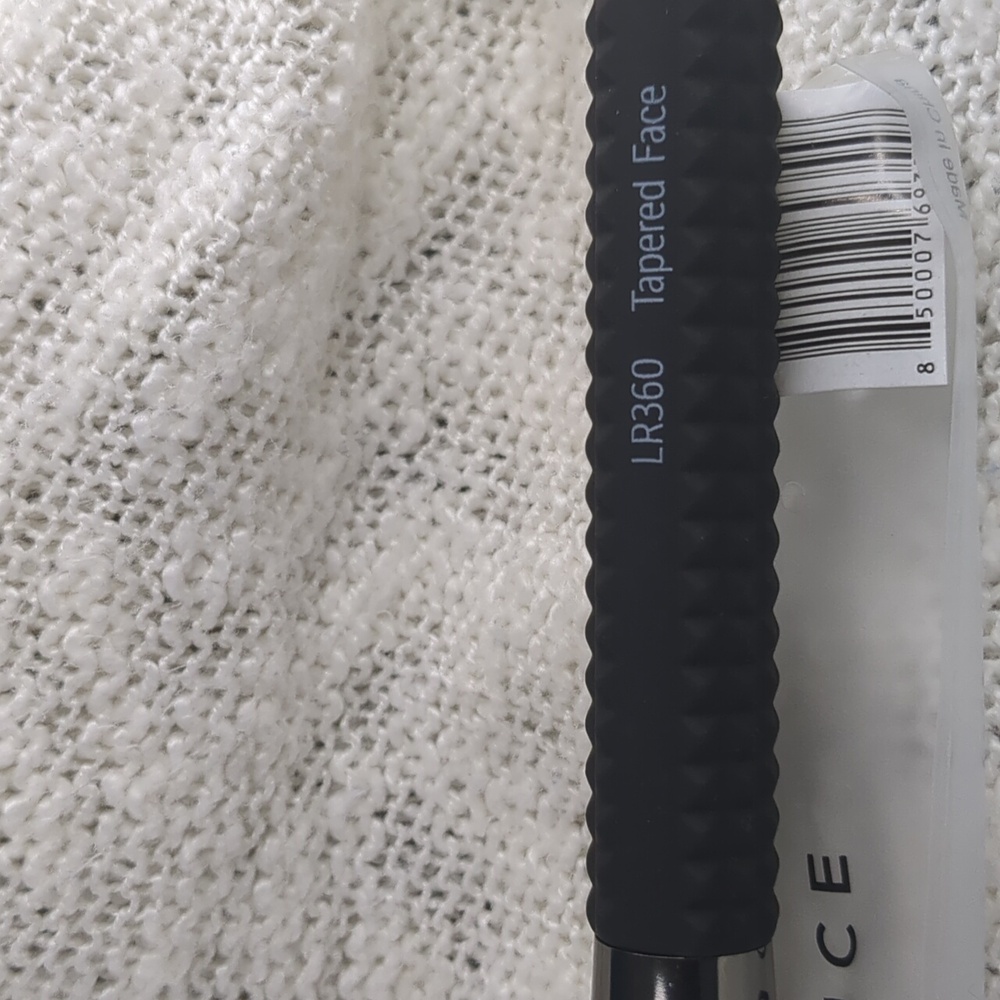 LARUCE Beauty TAPERED FACE Brush LR360, One Brush w/Sleeve Shield - Picture 8 of 10